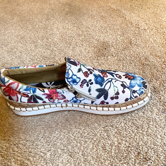 Women Floral Pattern Slip On Espadrilles - Picture 3 of 4